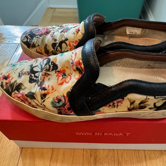 BEAUTIFUL ISHIKAWA Hand Painted Slip Ons - Picture 2 of 4